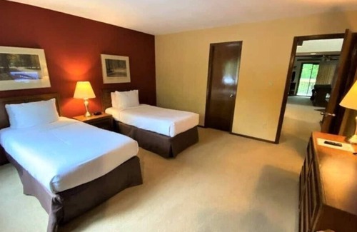 Sapphire Resort | Great Amenities! 2 Spacious Units, 3 Pools, Sauna, Gym, Free Parking