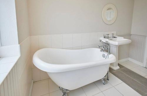Great Ayton House | Great Ayton Townhouse Retreat-Sleeps 6-3Bed-2Bath