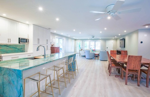 Isle of Palms House | Great Beach House for Families: Private Pool, Bunk Bedroom & Dog Friendly! 7 Min Walk to Beach!
