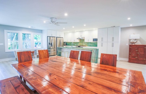 Isle of Palms House | Great Beach House for Families: Private Pool, Bunk Bedroom & Dog Friendly! 7 Min Walk to Beach!