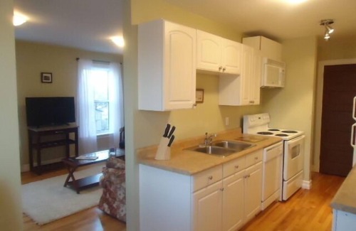 Queens Square Apartment | Great center of historic districts on Water Street