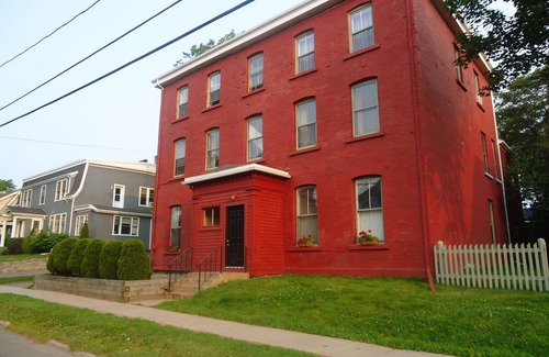 Queens Square Apartment | Great center of historic districts on Water Street