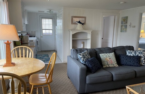West Hyannisport Cottage | Great Cottage at Craigville Beach! "Knoll side"