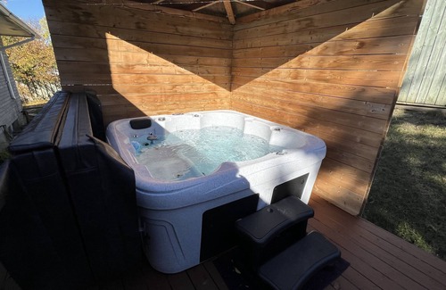 Kitchener House | Great cottage for Family and Friends with hot tub in Prime location