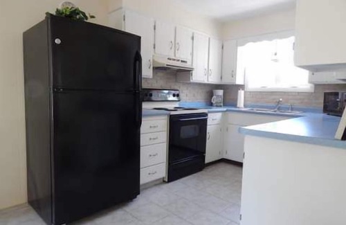 Narragansett Cottage | Great Cottage! Walk to the Beach!