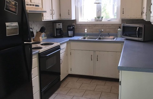 Narragansett Cottage | Great Cottage! Walk to the Beach!