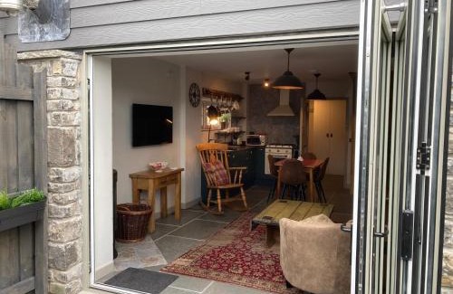 Cowbridge House | Great country-style house with a courtyard