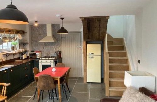 Cowbridge House | Great country-style house with a courtyard