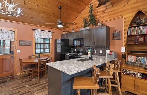 Branson West Cabin | Great Escape Log Cabin Close to SDC, Discount first 10 Guests of the Season.
