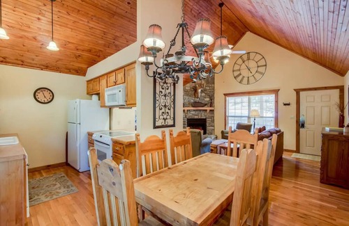 Branson West Cabin | GREAT FAMILY GETAWAY in gated golf resort near Silver Dollar City