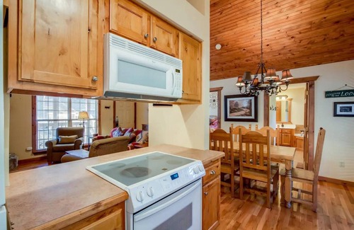 Branson West Cabin | GREAT FAMILY GETAWAY in gated golf resort near Silver Dollar City