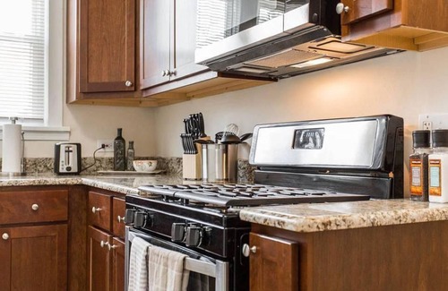 Libertyville House | Great For Big Family w/2 Kitchens & 2 Living Rooms