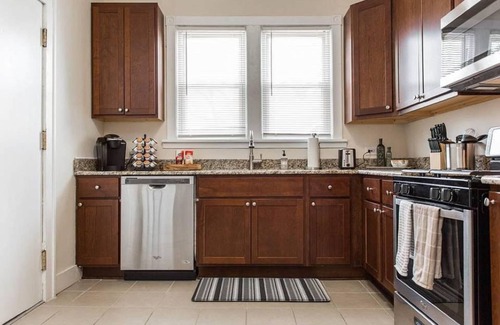 Libertyville House | Great For Big Family w/2 Kitchens & 2 Living Rooms