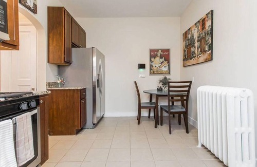 Libertyville House | Great For Big Family w/2 Kitchens & 2 Living Rooms