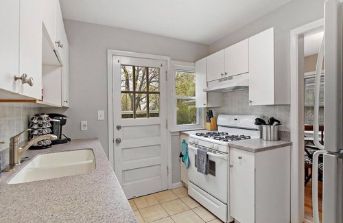 Libertyville House | Great For Big Family w/2 Kitchens & 2 Living Rooms