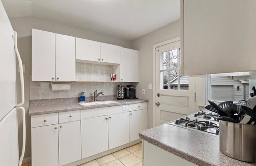 Libertyville House | Great For Big Family w/2 Kitchens & 2 Living Rooms