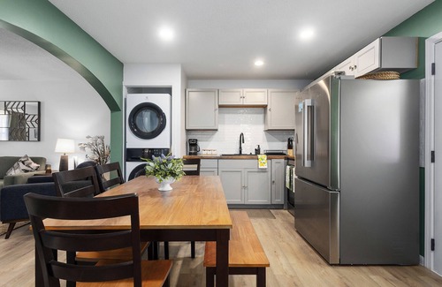 Lenexa House | Great for Families|Sleeps 10|KingBeds|WiFi