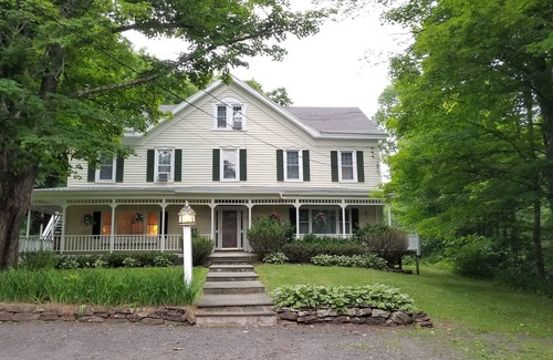 Windham House | GREAT FOR FAMILIES! 3 MINUTE WALK TO MAIN STREET & 1 MILE FROM WINDHAM SKI MT.