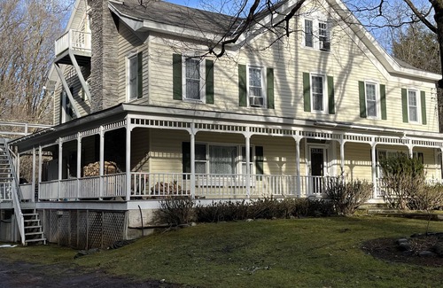 Windham House | GREAT FOR FAMILIES! 3 MINUTE WALK TO MAIN STREET & 1 MILE FROM WINDHAM SKI MT.