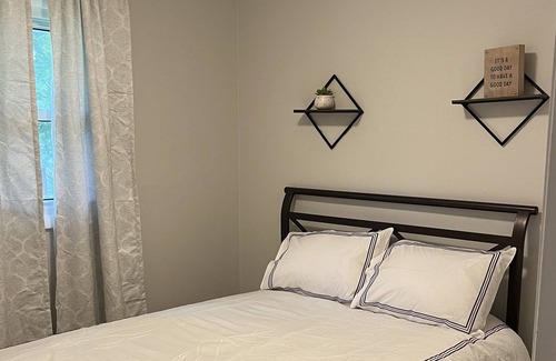 Rockford House | Great for family Cozy, Quiet and Fully Furnished Home in the Rockford area