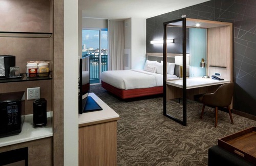 Clearwater Beach Hotel | Great for Groups! 3 Stylish Units! Dining, Beach, Dolphin Encounter, Bar, Pool!