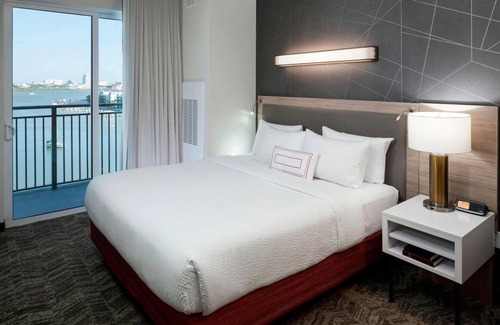 Clearwater Beach Hotel | Great for Groups! 3 Stylish Units! Dining, Beach, Dolphin Encounter, Bar, Pool!
