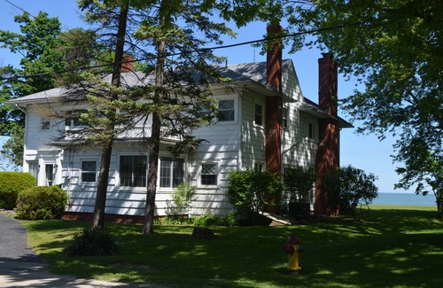 Geneva House | GREAT GETAWAY ! a 3200 sq. ft. LAKEFRONT HOUSE, LARGE YARD 176ft. OF WATERFRONT