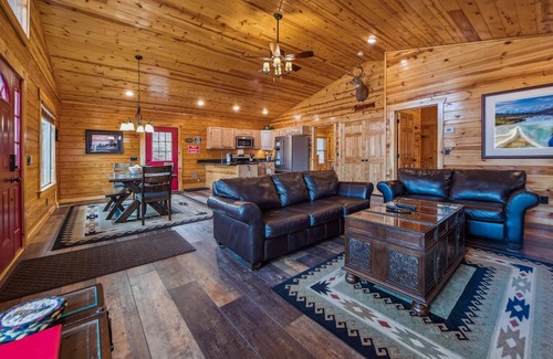 White Oak Lodge Cabin | Great Getaway - Any Time of Year!