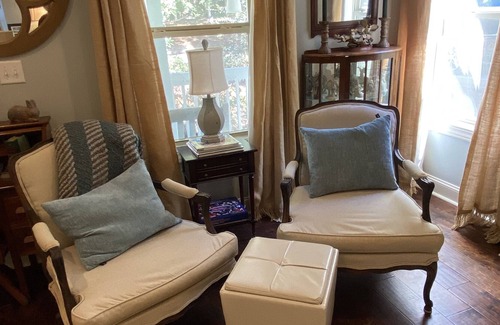 Oxmoor Cottage | Great getaway in Oxford for Christmas or New Years! Like a Hallmark Movie!