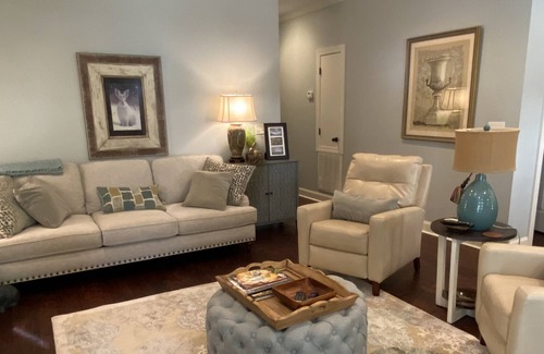 Oxmoor Cottage | Great getaway in Oxford for Christmas or New Years! Like a Hallmark Movie!