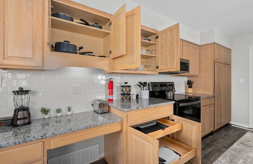 North Kansas City House | Great Home for Families 2LivingSpaces+Arcade|WiFi