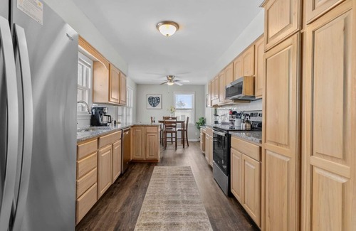 North Kansas City House | Great Home for Families 2LivingSpaces+Arcade|WiFi
