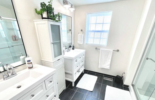 Salida House | Great Home for Groups and Families! Sleeps 10 with Patio and Yard