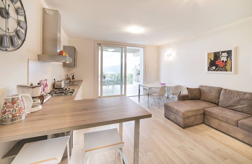 Albisano Apartment | GREAT LAKE VIEW - PRIVATE GARDEN - JACUZZI