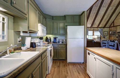 Butler Cabin | Great lake views, super fast WiFi, Lake/Dock access