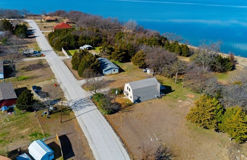 Farmersville House | Great Lakefront Retreat