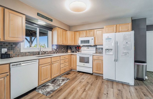 Glenn Haven Shores House | Great Lakes Escape | Surreal Lakeview Getaway | Private Beach Access | Hot Tub