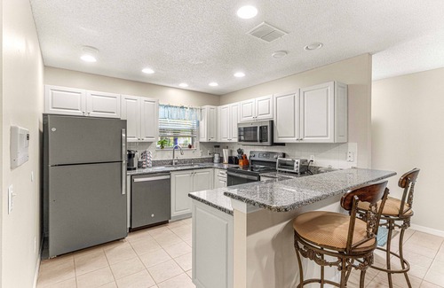 Alhambra Cottage | Great location between Sumter Landing/Spanish Springs. Golf cart included