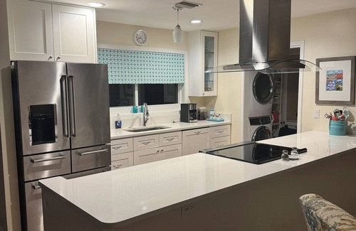 Marina District House | GREAT LOCATION! Clean, cozy, and comfortable! Walk downtown and to beach!