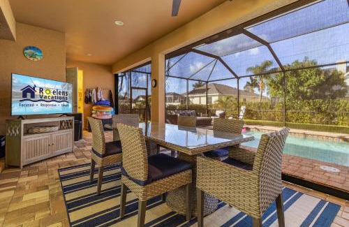 Trafalgar House | Great Location, Close to Golf, Heated Pool - Villa Greenside Getaway - Roelens