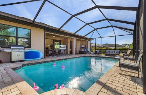 Trafalgar House | Great Location, Close to Golf, Heated Pool - Villa Greenside Getaway - Roelens
