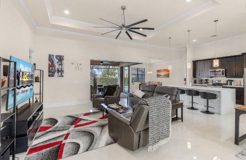 Trafalgar House | Great Location, Close to Golf, Heated Pool - Villa Greenside Getaway - Roelens