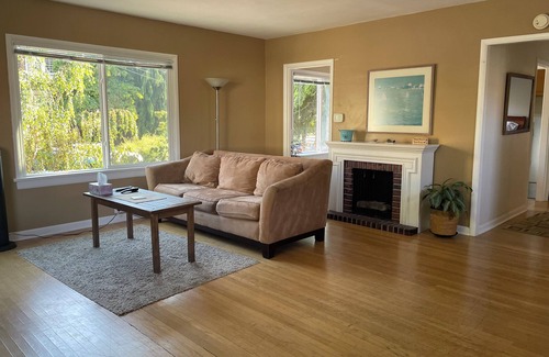 Alki House | Great location close to all of the restaurants on Alki Beach.
