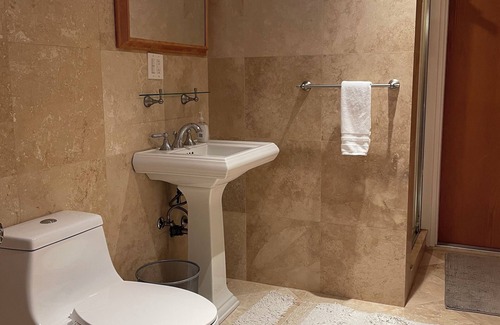 Alki House | Great location close to all of the restaurants on Alki Beach.