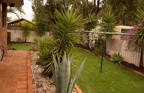 Karlkurla House | Great Location, large Spacious house, cosy log fire & luxury spa bath