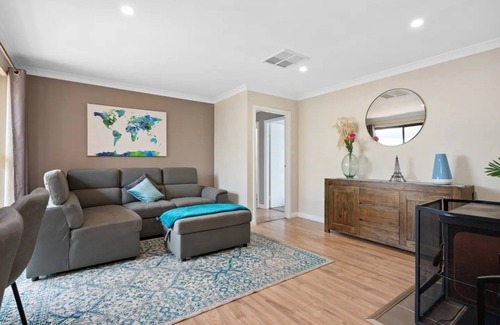 Karlkurla House | Great Location, large Spacious house, cosy log fire & luxury spa bath