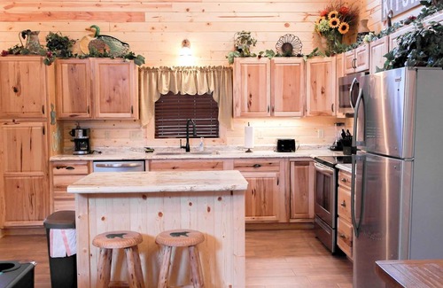 Ridgedale Cabin | GREAT LOCATION near Big Cedar & Branson w/Hot Tub