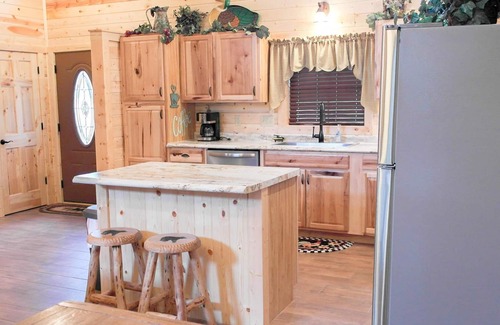 Ridgedale Cabin | GREAT LOCATION near Big Cedar & Branson w/Hot Tub
