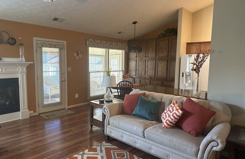 Lexington House | Great Location! Plenty of space 3BR/2 Bath Ranch Style home.