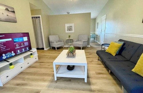 Acton House | Great Location! Sleeps 9, 15 min to Downtown!